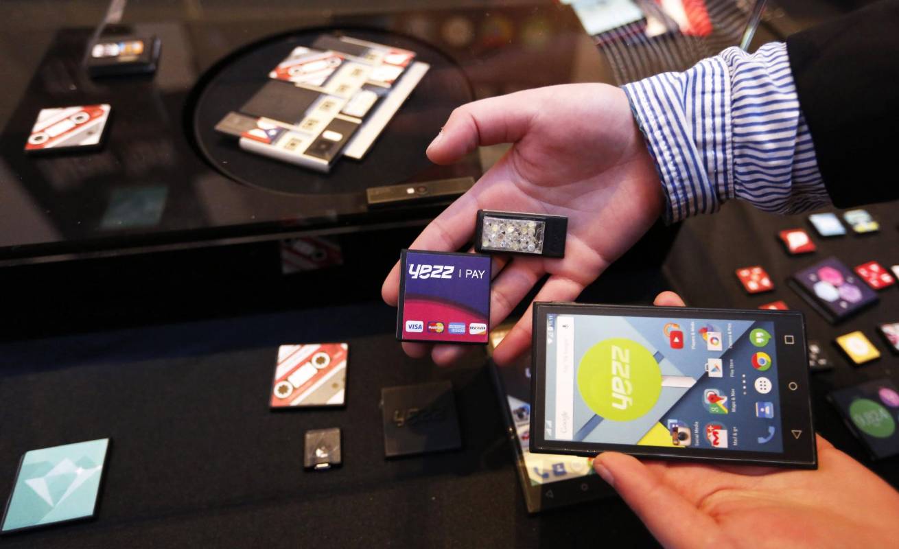 Prototipo creado por Yezz móvil para Proyecto Ara, smartphone modular de Google. FOTO REUTERS