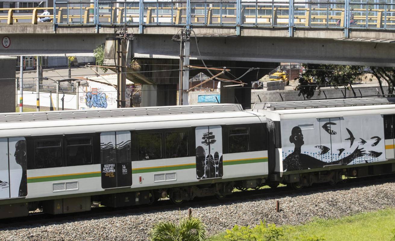 El Metro conmemora la obra de 12 escritores afrocolombianos. Se trata fragmentos de poemas que están escritos dentro de tres vagones en la edición de la 14 fiesta del libro en Medellín. Foto: Manuel Saldarriaga Quintero.