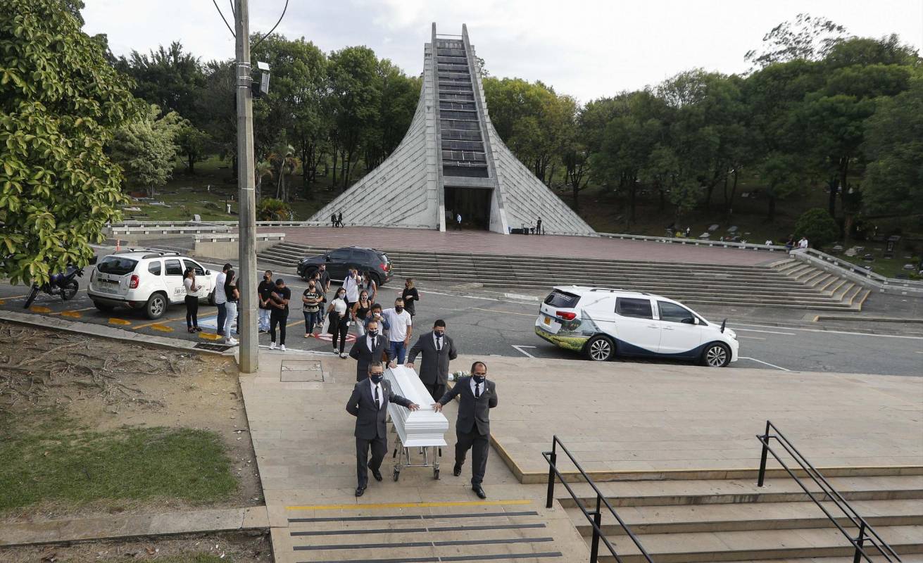 En las ceremonia y velaciones hay espacios demarcados. Los contagiados por covid - 19 no son velados si no cremados, y las cenizas se devuelven a su familia. Foto: Manuel Saldarriaga Quintero