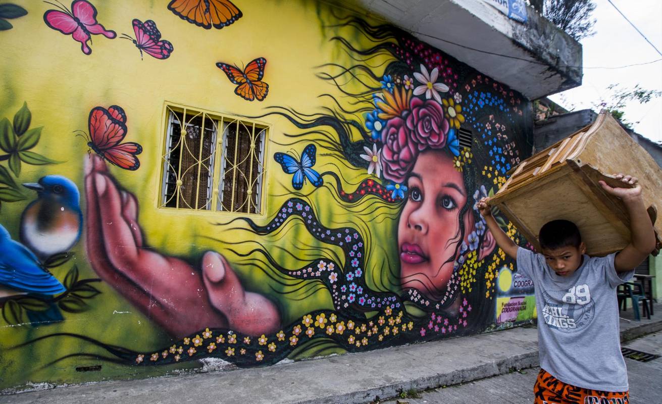 En esta pintura José y su equipo quisieron mostrar a San Carlos como aquella mujer hermosa “que no puede dejar de mirarse”. FOTO: JULIO CÉSAR HERRERA.