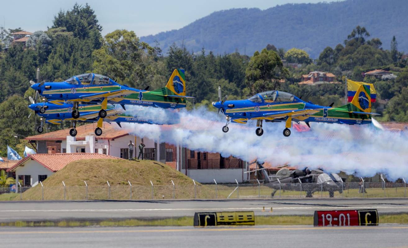 También se llevaron palmas la escudrilla Fumaça de la Fuerza Aérea Brasileña, caracterizada por hacer letras con humo en el cielo, con sus turbohélices Embraer EMB 314 y Super Tucano. FOTO JUAN ANTONIO SÁNCHEZ