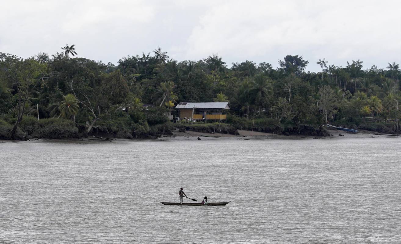 Canoero rema en su pequeña embarcación en el rió Guapi en el pacifico colombiano. Foto: Manuel Saldarriaga Quintero