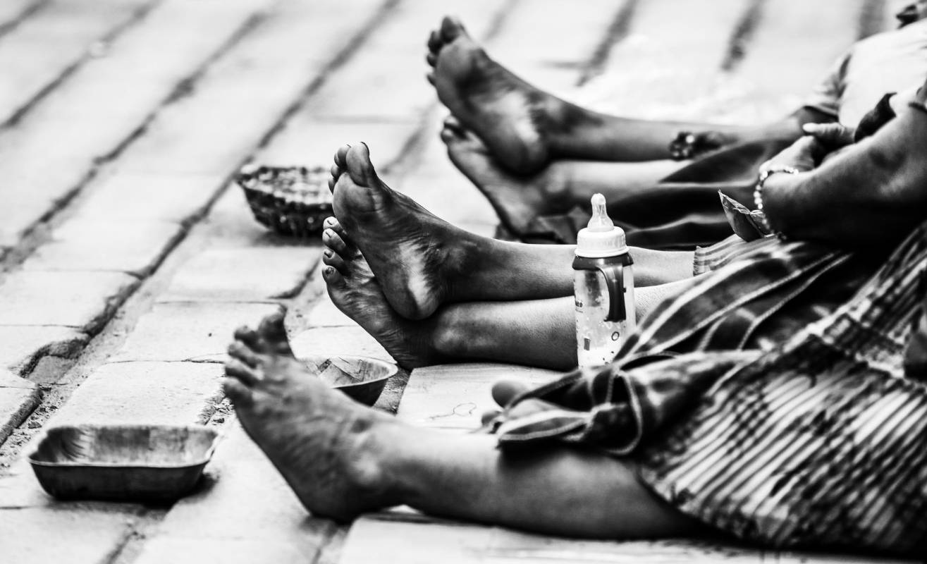 Algunos de los indígenas que se dedican a la mendicidad no pertenecen a comunidades antioqueñas, vienen de Chocó y Risaralda. Algunos han denunciado que son víctimas de explotación y que no pueden regresar a sus territorios. Foto: Manuel Saldarriaga Quintero.