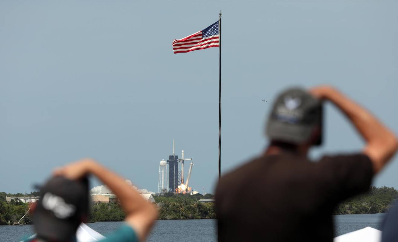 Luego de lograr su tarea de extraer a los dos astronautas de la gravedad terrestre, la primera etapa del cohete de 70 metros se separó de acuerdo a lo previsto, y regresó para posarse, en vertical, sobre una plataforma en Florida. FOTO AFP