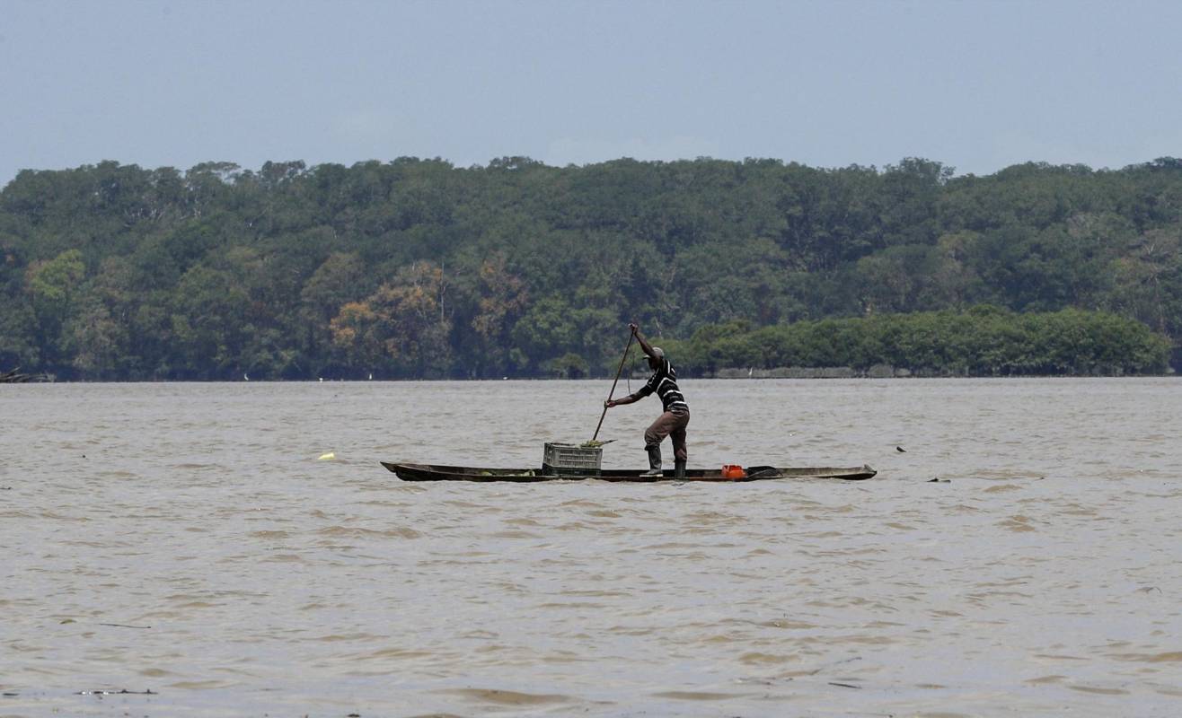 Nativo transita en su panga por el rió de Puerto Merizalde en el Pacífico Colombiano. Foto: Manuel Saldarriaga Quintero