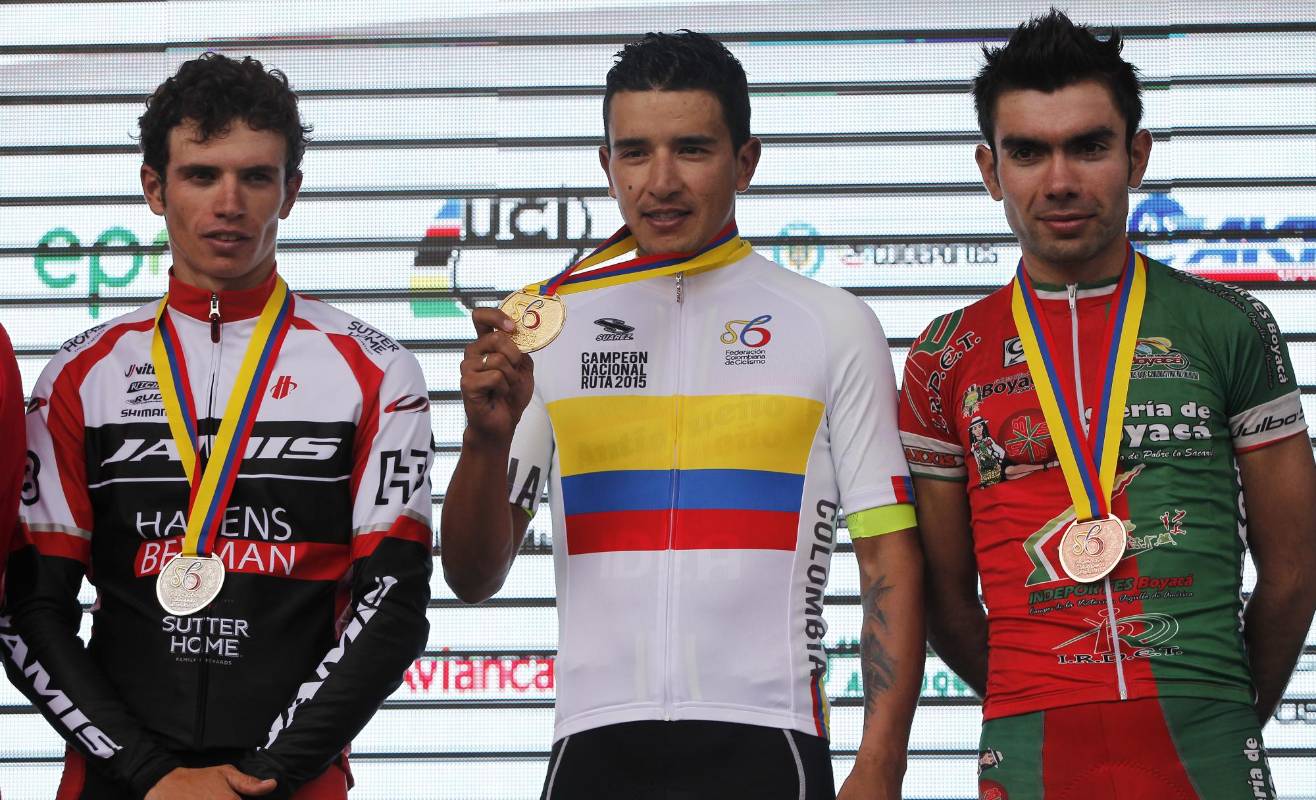 Róbinson Chalapud del equipo Orgullo Antioqueño se coronó este domingo campeón nacional de ruta. FOTO JAIME PÉREZ