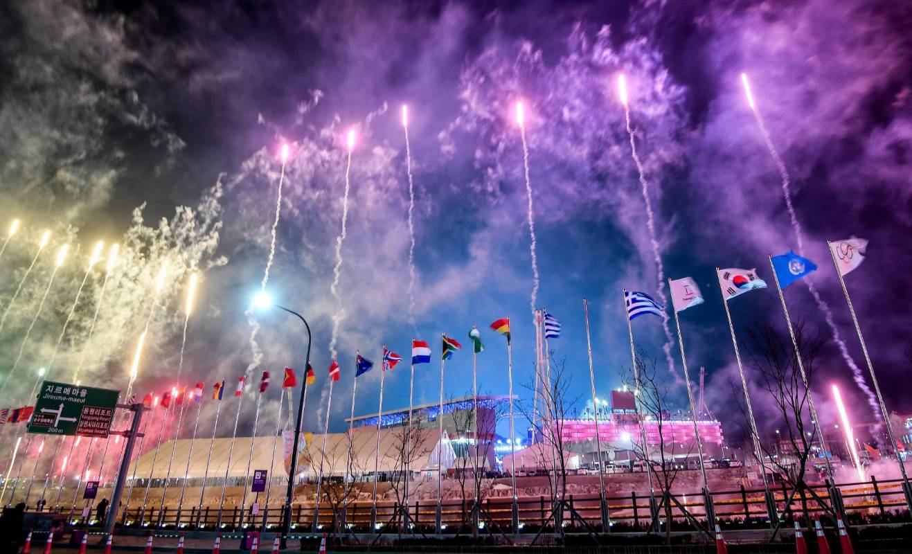 Más de 2.900 deportistas pugnarán por los 102 títulos en liza, correspondientes a siete deportes y 15 disciplinas durante dos semanas, en la primera gran cita del deporte en 2018, antes del Mundial de Rusia en el verano boreal. FOTO AFP
