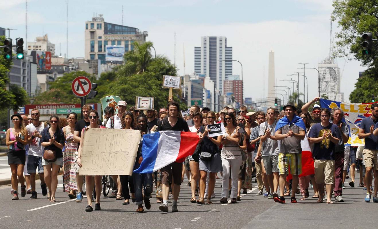 Las muestras de apoyo cruzaron el Atlántico y, en América, Buenos Aires condenó los ataques a las puertas de la embajada francesa, un día antes de que tenga lugar en el Museo del Humor un homenaje a las víctimas de Charlie Hebdo en el que participarán, entre otros, dibujantes argentinos como Quino, Sendra y Hermenegildo Sábat. FOTO REUTERS