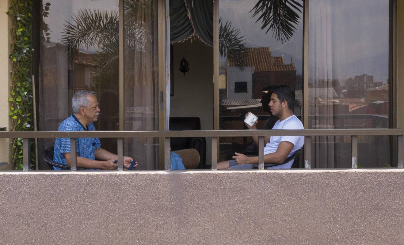 En tiempos de aislamiento obligatorio, la cotidianidad se abre paso en casas y edificios. Asomarse por ventanas, terrazas y balcones es ahora la forma de tener contacto con el mundo. Foto: Manuel Saldarriaga Quintero