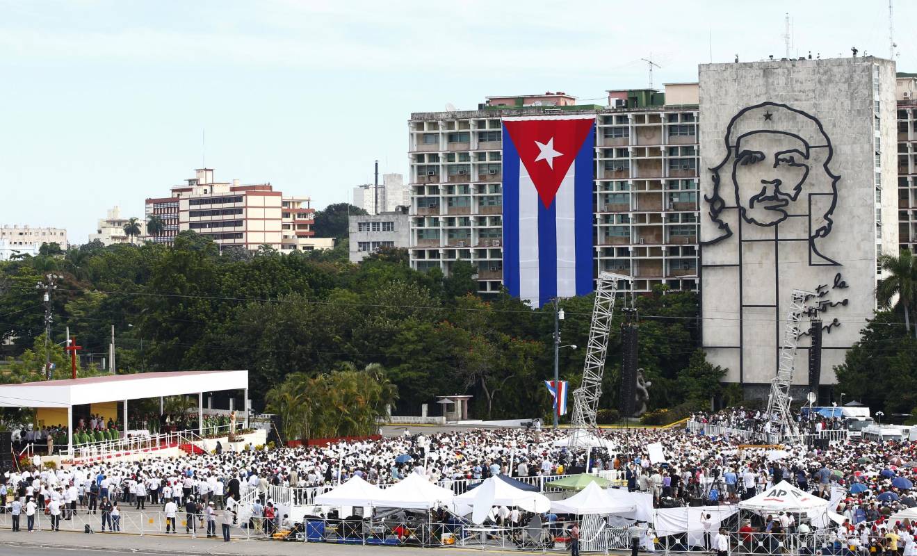 El pontífice celebró la eucaristía este domingo ante miles de cubanos que le esperaban y entre quienes circuló para saludarles más de cerca a bordo de un papamóvil abierto de fabricación cubana. FOTO AP