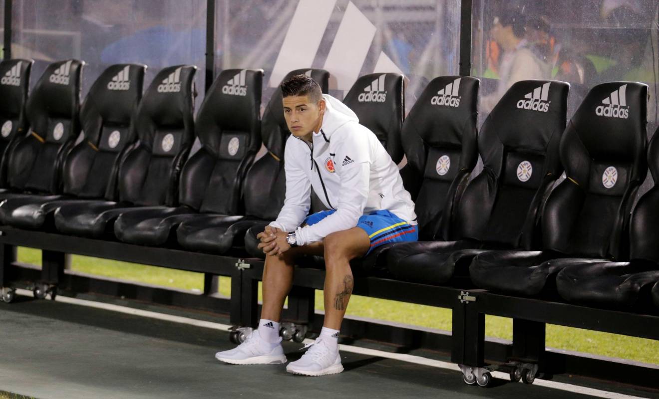 El referente de la Selección, el volante James Rodríguez, acompañó a sus compañeros desde el banco. FOTO REUTERS