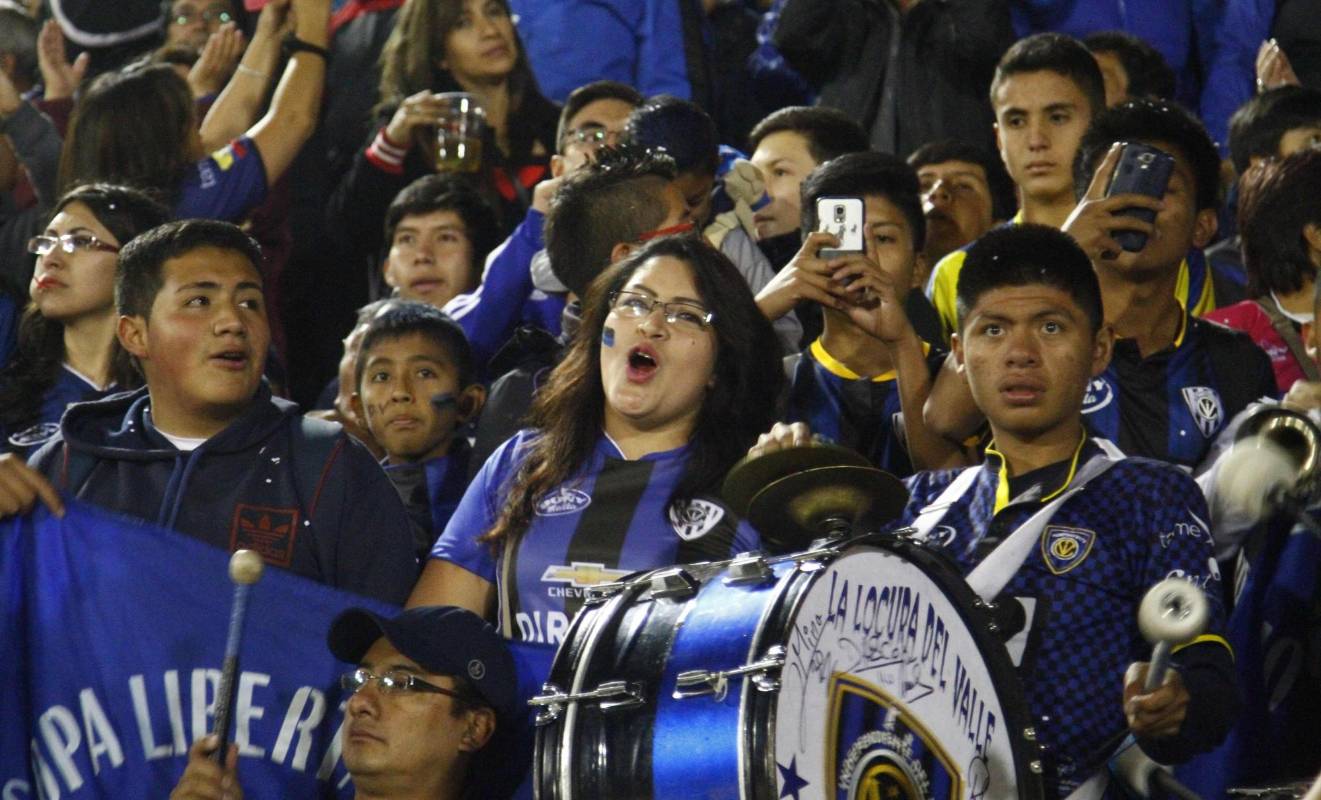 La hinchada del Independiente del Valle también apoyó a su equipo. FOTO AFP