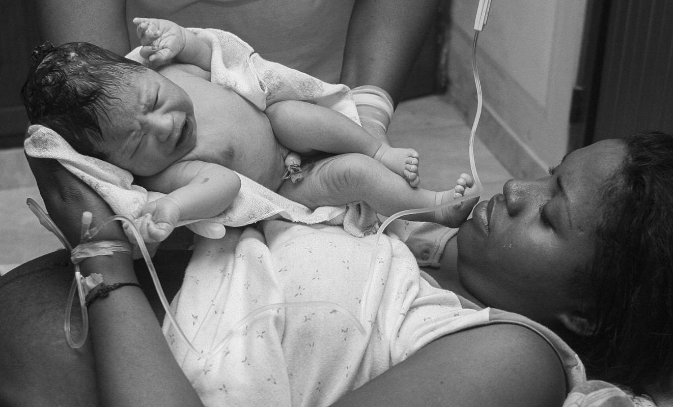 Este es el momento en que el pequeño Jorge Andrés Rengifo Moreno en la noche de un sábado de febrero del 2017 llegó al mundo en una forma natural, como ha sido la costumbre en el puerto, donde más de 200 mujeres son parteras y asisten el nacimiento en casa.Foto: Manuel Saldarriaga Quntero.