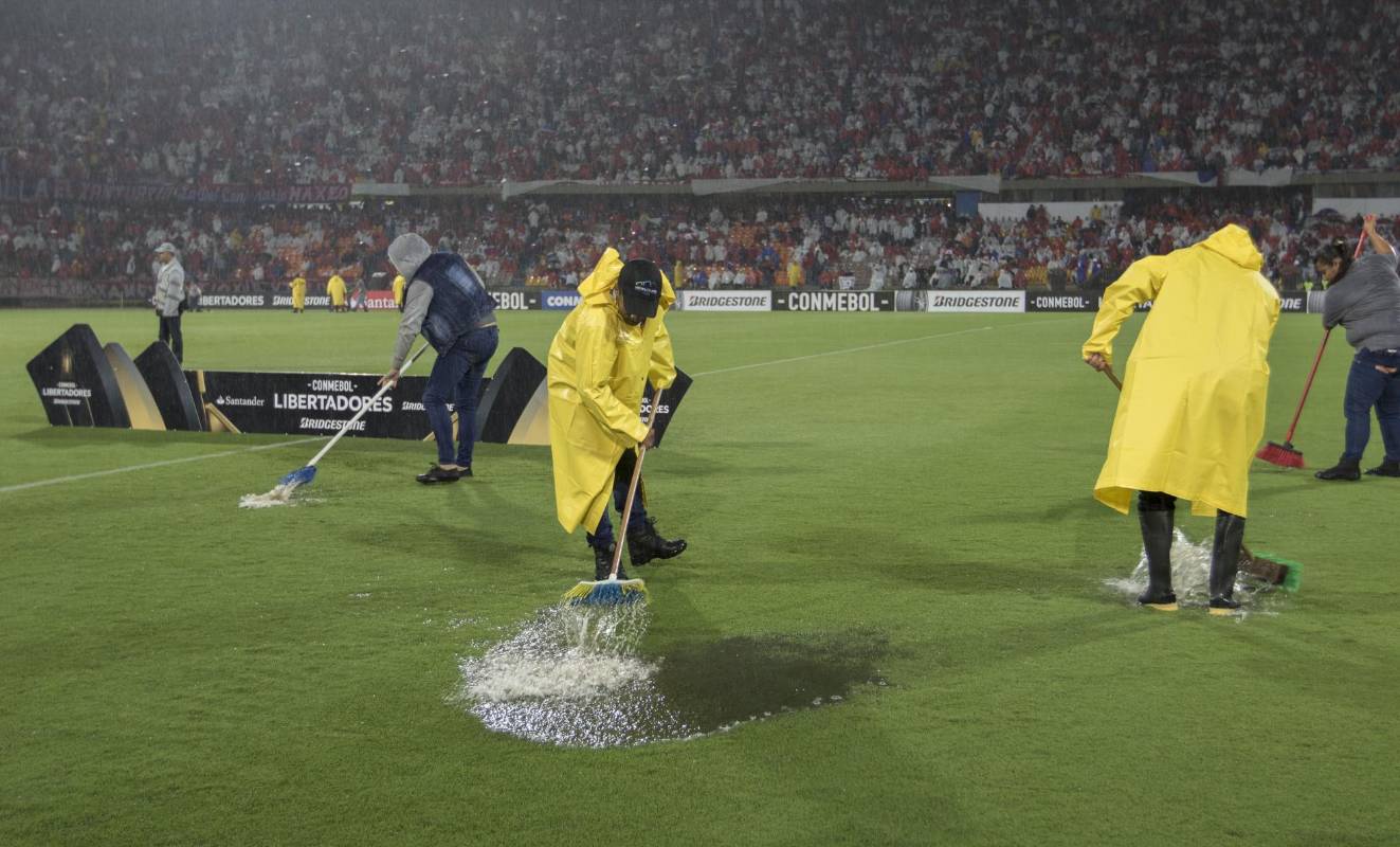 Por las inundaciones en la grama, el partido estuvo suspendido una hora. FOTO JAIME PÉREZ