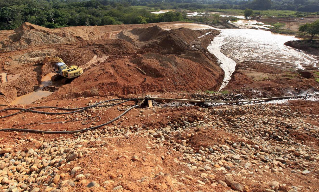 Las autoridades medio ambientales estiman que 45.000 hectáreas han sido afectadas por la deforestación por minería de oro en Antioquia. Las dragas, retroescavadoras y volquetas dejan paisajes desérticos y tristes. FOTO MANUEL SALDARRIAGA