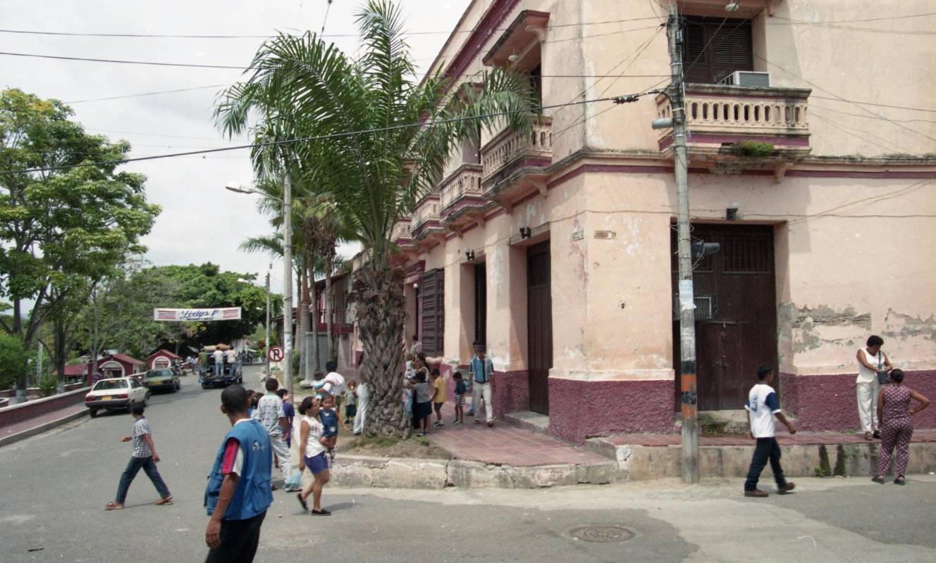 Los paramilitares recorrieron casa por casa, sacando a los habitantes de El Salado a la calle. En la cancha del corregimiento se torturaron y asesinaron a 17 personas. Foto: Archivo El Colombiano. 