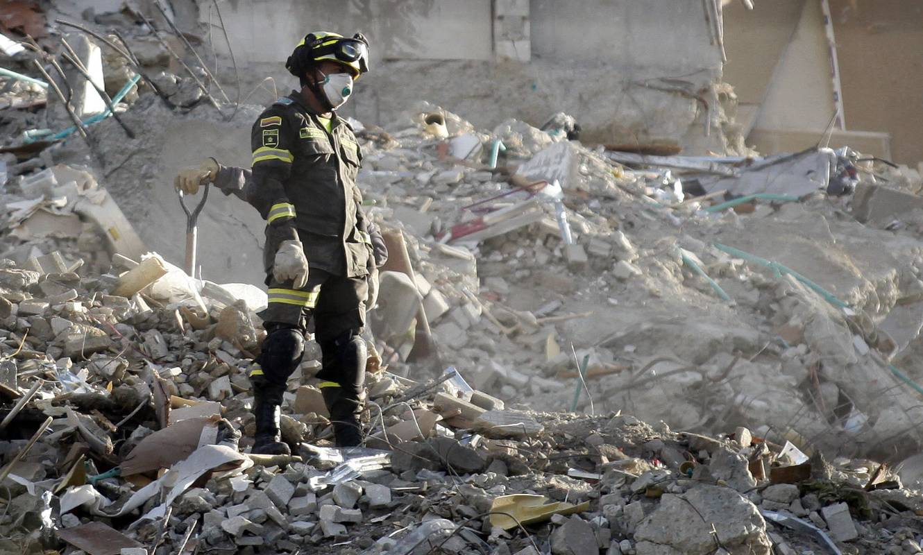Organismos de rescate trabajaron arduamente noche y día en busca de las personas desaparecidas en la tragedia. Foto: Manuel Saldarriaga