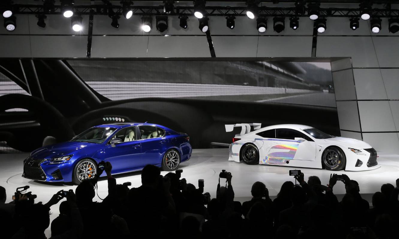 El gerente de Lexus, Jeff Bracken, que reveló la nueva berlina deportiva GS F (izq.) , dijo que la marca iniciará este año su programa deportivo en la categoría GT3 en Europa con el superdeportivo RC F GT3 (der.), presentado el año pasado como un prototipo. FOTO AP