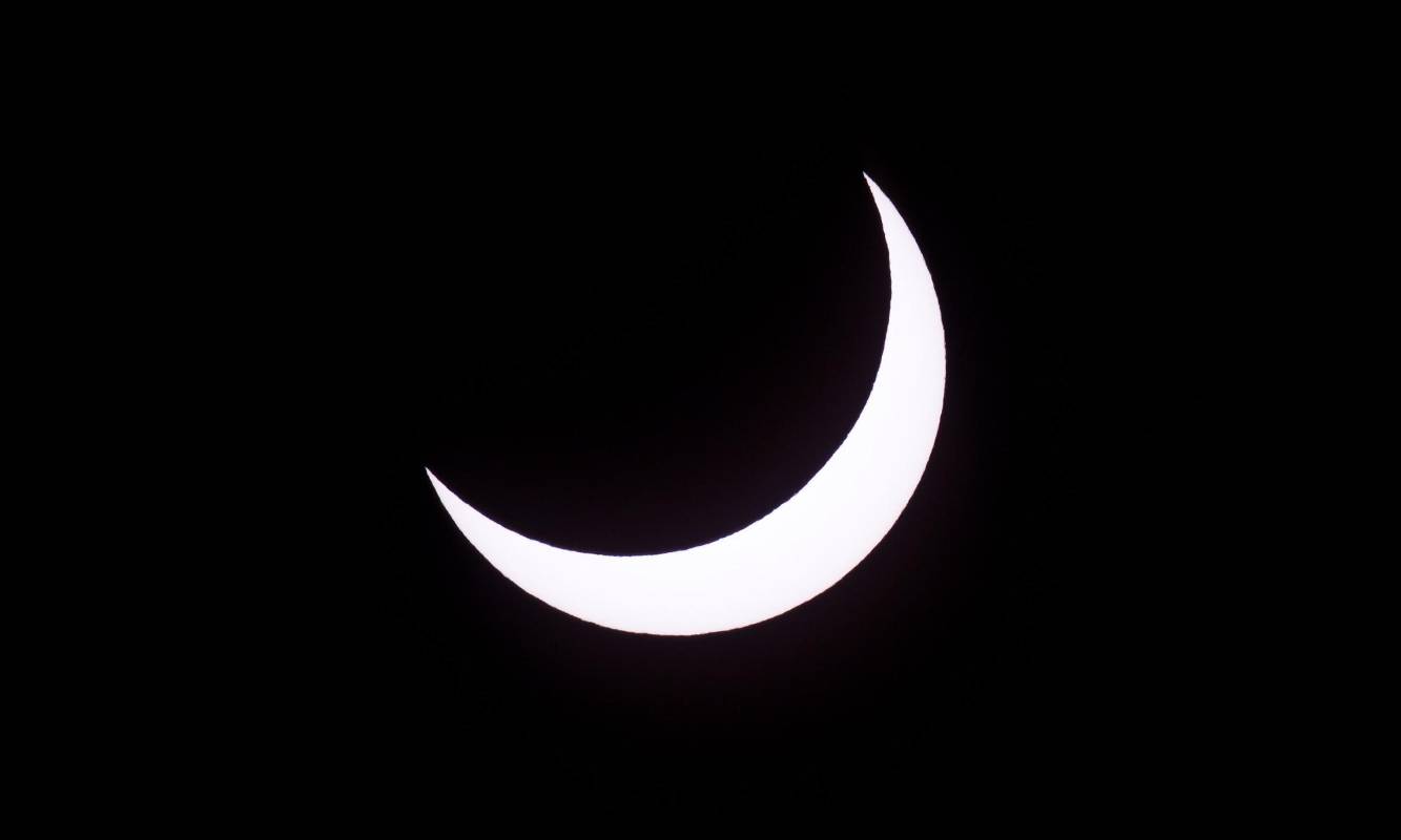 Pero incluso cuando están perfectamente alineados, la Luna está tan lejos de la Tierra que no logra cubrir completamente al Sol, lo que crea la impresión de un “anillo de fuego”. FOTO AFP