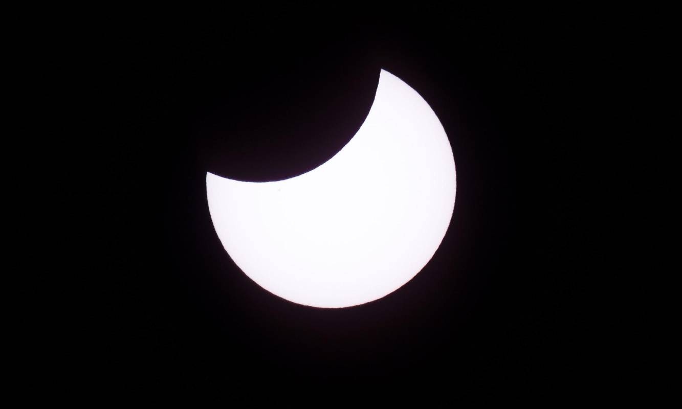 El eclipse anular se produce cuando la Tierra, la Luna y el Sol se alinean. El eclipse dura unas dos horas, pero el alineamiento total menos de un minuto. FOTO AFP