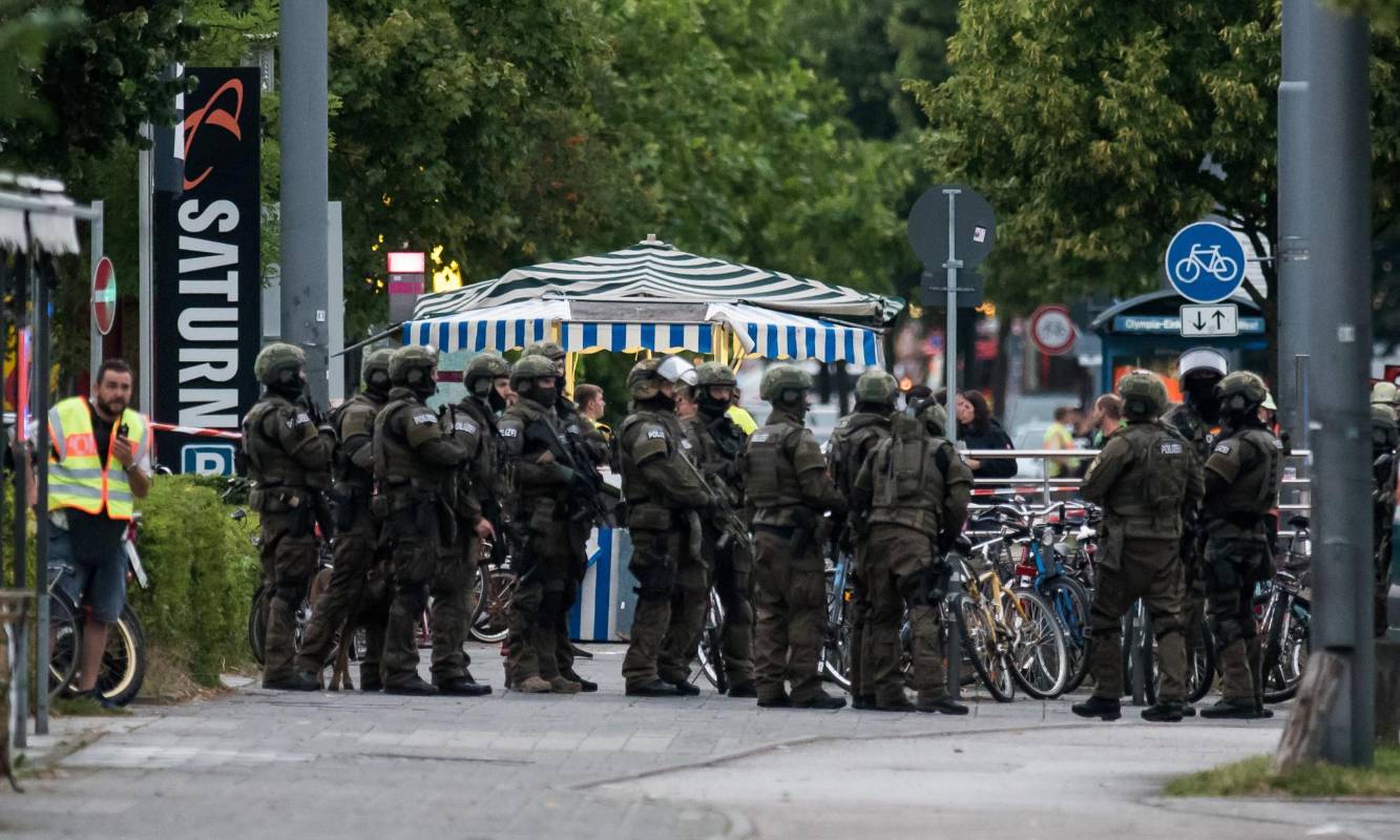 Por lo menos cinco muertos y un sinnúmero de heridos dejó un tiroteo registrado este viernes en un centro comercial de Múnich (sur de Alemania), según informaron las autoridades alemanas. FOTO AFP