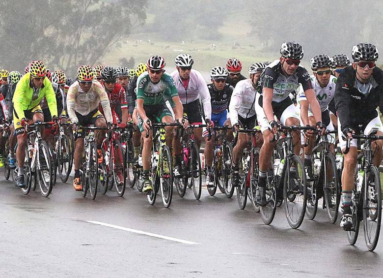 El frío de Paipa acompañó ayer la caravana ciclística de la Vuelta a Colombia, que tras la segunda etapa cambió de líder, pero no de equipo: sigue mandando el EPM-Une. FOTO Julio César Herrera. 