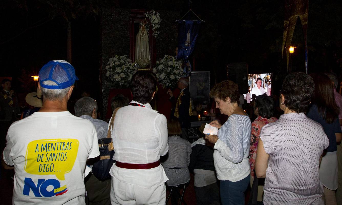Cientos de personas se congregaron a las afueras del Teatro Pablo Tobón Uribe para presenciar la firma del acuerdo final que se celebró en Cartagena, entre el presidente Juan Manuel Santos y el comandante de las Farc, Rodrigo Londoño. FOTO JAIME PÉREZ