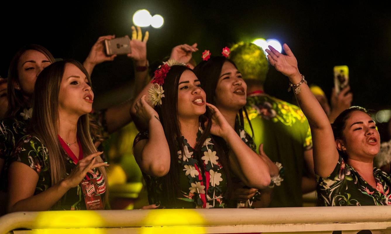 Espacios como los tablados populares o el parque cultural nocturno en Plaza Gardel, escenarios de diversión gratuita. Foto. Jaime Pérez