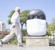 En 2016 el colectivo Low Carbon City le puso tapabocas a las esculturas de la Plaza Botero como un símbolo de protesta ambiental. Foto: Archivo