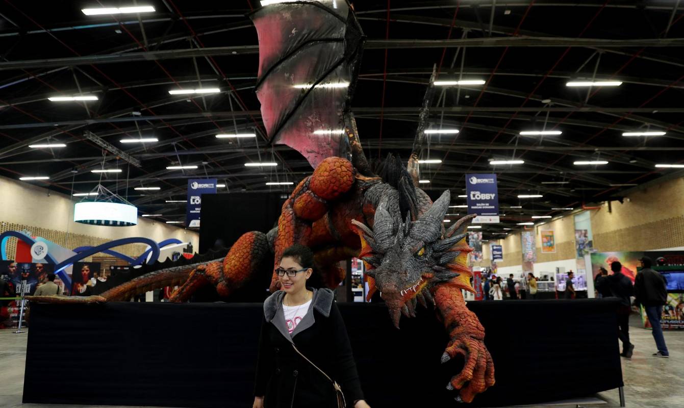 El público, de todas las edades, es recibido por un imponente dragón para iniciar un extenso recorrido por lo mejor de la fantasía, tanto en cine, televisión, internet, cómics y demás personajes que han surgido de la imaginación humana, incluidos dos temidos zombies en una jaula. FOTO EFE