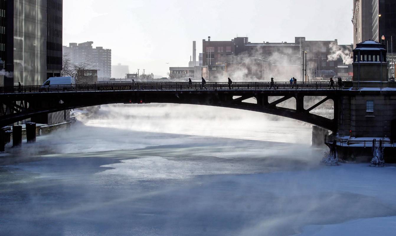 El norte de Estados Unidos y Canadá volvieron a sufrir este jueves temperaturas polares que obligaron cerrar escuelas, suspender vuelos y trenes, y abrir refugios de emergencia. Las temperaturas cayeron a -45°C. FOTO EFE