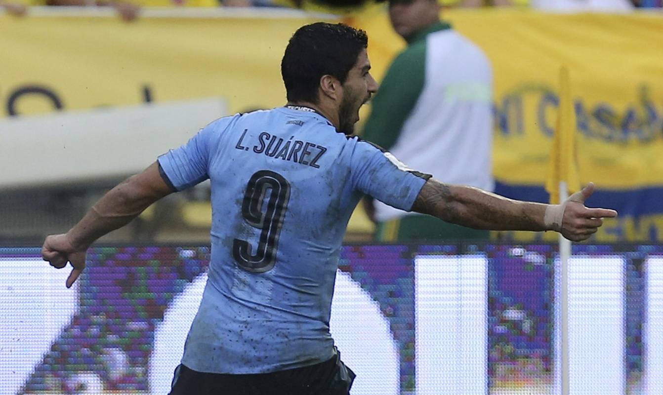 Es el cuarto gol de Luis Suárez en estas eliminatorias. FOTO AP