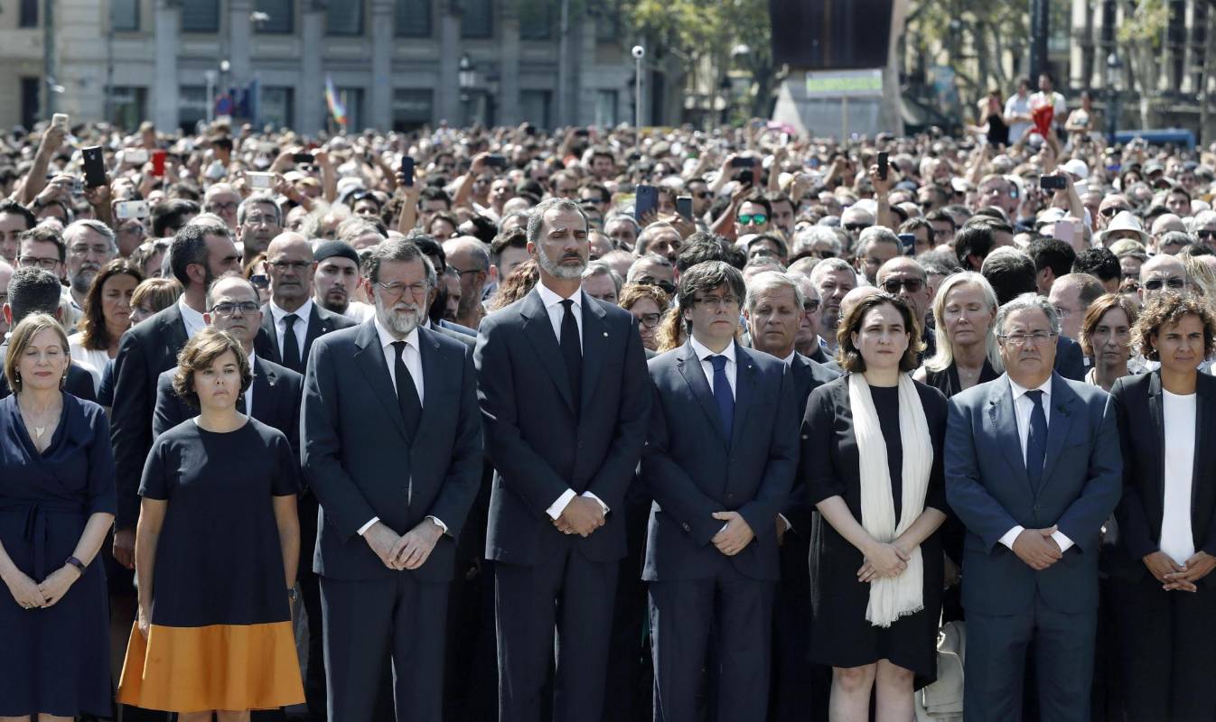 Entre homenajes a las víctimas y relatos del horror vivido transcurren las horas posteriores al ataque terrorista perpetrado por una célula yihadista. FOTO EFE