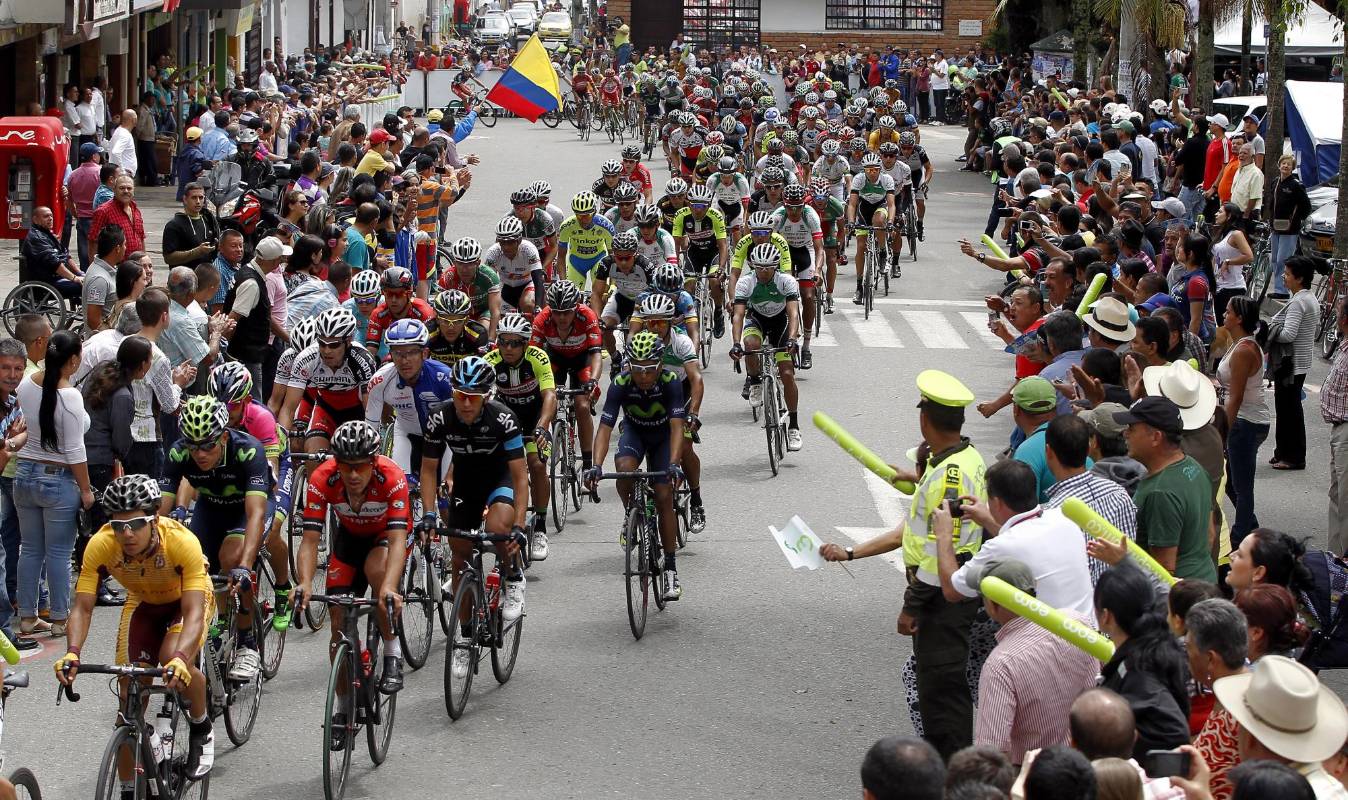 Cientos de personas se volcaron a las calles en Medellín y el Oriente antioqueño para disfrutar de las figuras que participaron en la prueba de fondo. FOTO JAIME PÉREZ