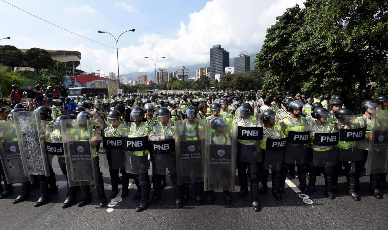 “Hoy es el día, el pueblo está en la calle”, “Ni un día más”, “No al diálogo” y “Miraflores”, fueron las respuestas de los manifestantes. FOTO AFP