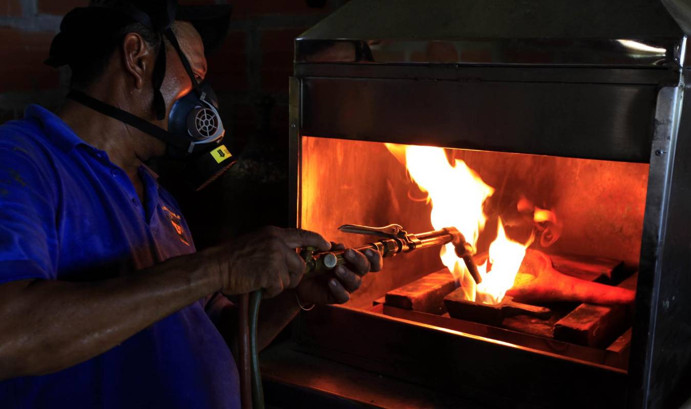 La torta de oro es expuesta a 1.100 grados centígrados por medio de un soplete para fundir el oro. FOTO MANUEL SALDARRIAGA