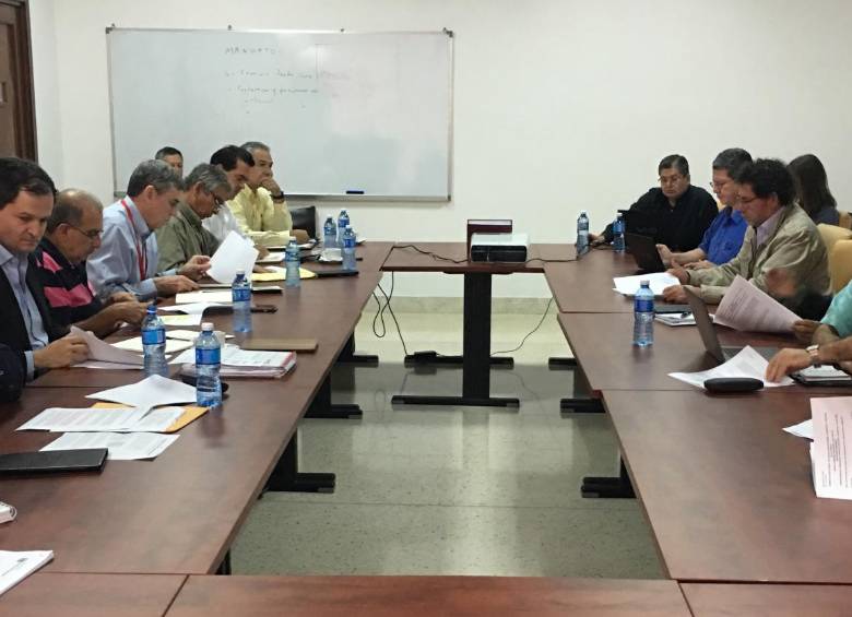 Altos mandos militares del Gobierno y las Farc entregaron este sábado en La Habana a los negociadores del proceso de paz un informe con sus propuestas para el fin del conflicto. FOTO CORTESÍA