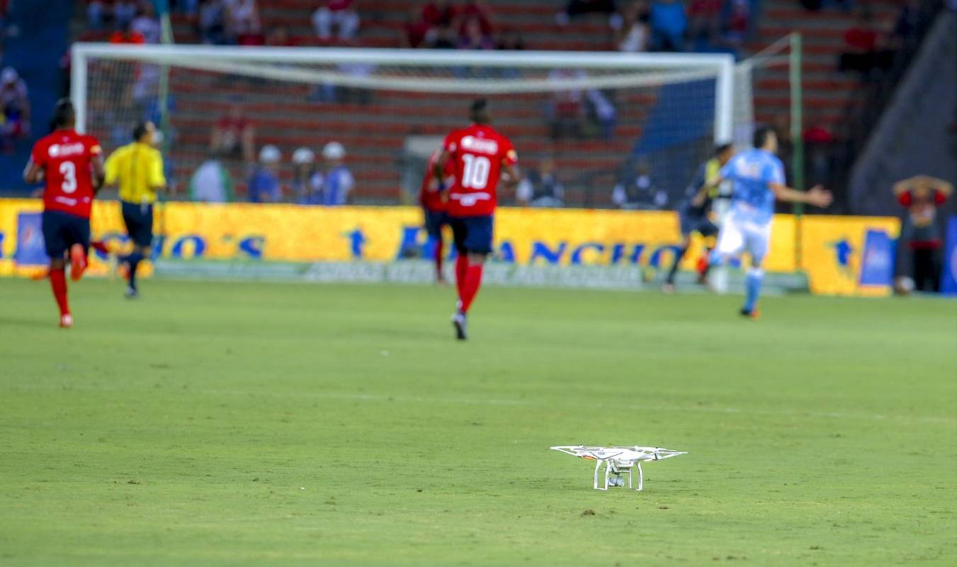 Por fortuna ningún jugador ni el dron resultaron afectados. FOTO JUAN ANTONIO SÁNCHEZ