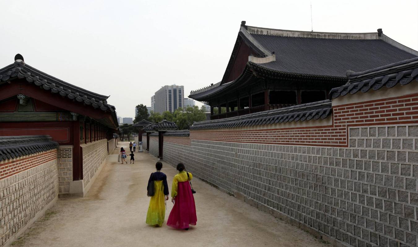 El Hanok, estilo arquitectónico de la tradición coreana utiliza las bondades de la piedra para mantener caliente la estructura en el frío invierno y lo mezcla con bellas tallas de madera en sus puertas que mantienen fresco durante el verano. Los cimientos casi siempre eran de piedra, los pisos de adobe y los techos curvos con tejas de barro en la parte exterior. Foto:Manuel Saldarriaga Quintero.