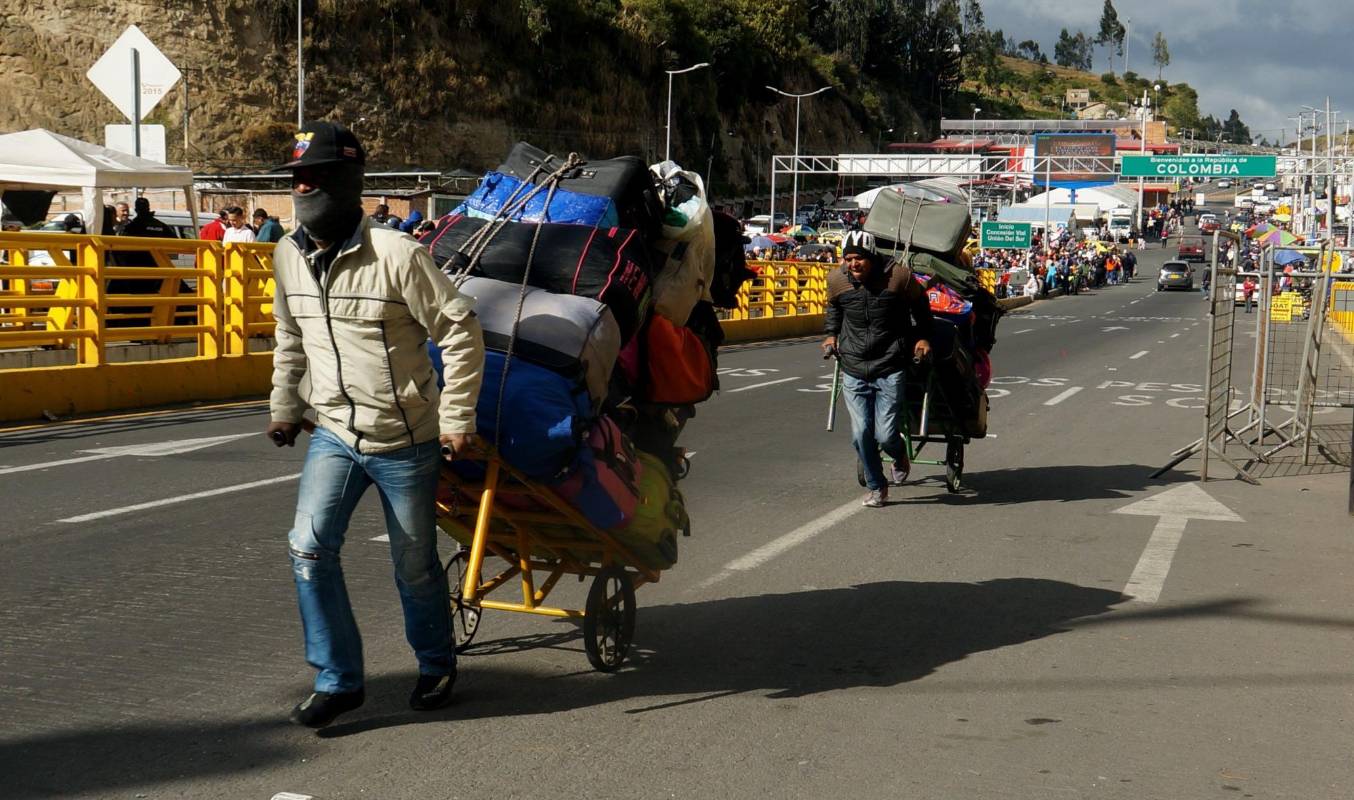 De Venezuela salieron hace “cinco o seis días”, y como gran parte de los migrantes que han llegado en las últimas jornadas se dirigen a Perú, donde tiene a una prima que les va a dar alojamiento. FOTO EFE