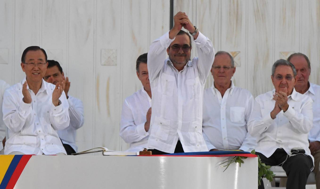 Rodrigo Londoño, comandante de las Farc, luego de firmar los acuerdos con el Gobierno. FOTO AFP