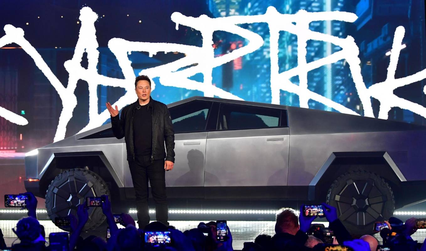 La compañía estadounidense Tesla presentó la “cybertruck”, una camioneta totalmente eléctrica con un diseño de líneas angulosas y aspecto futurista. Foto: AFP