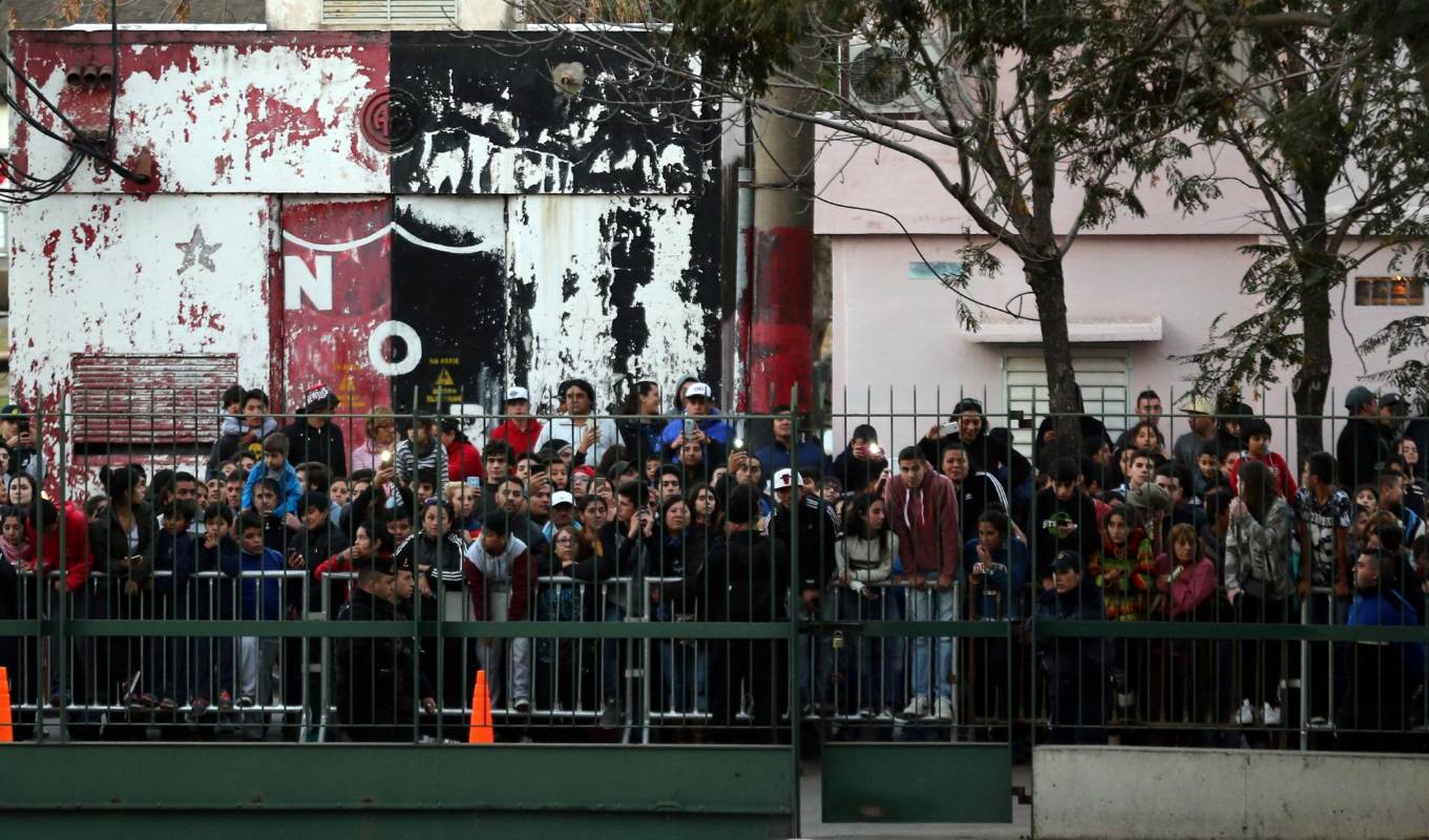 Centenares de personas llegaron hasta el sitio de la boda para ver a su ídolo. FOTO REUTERS