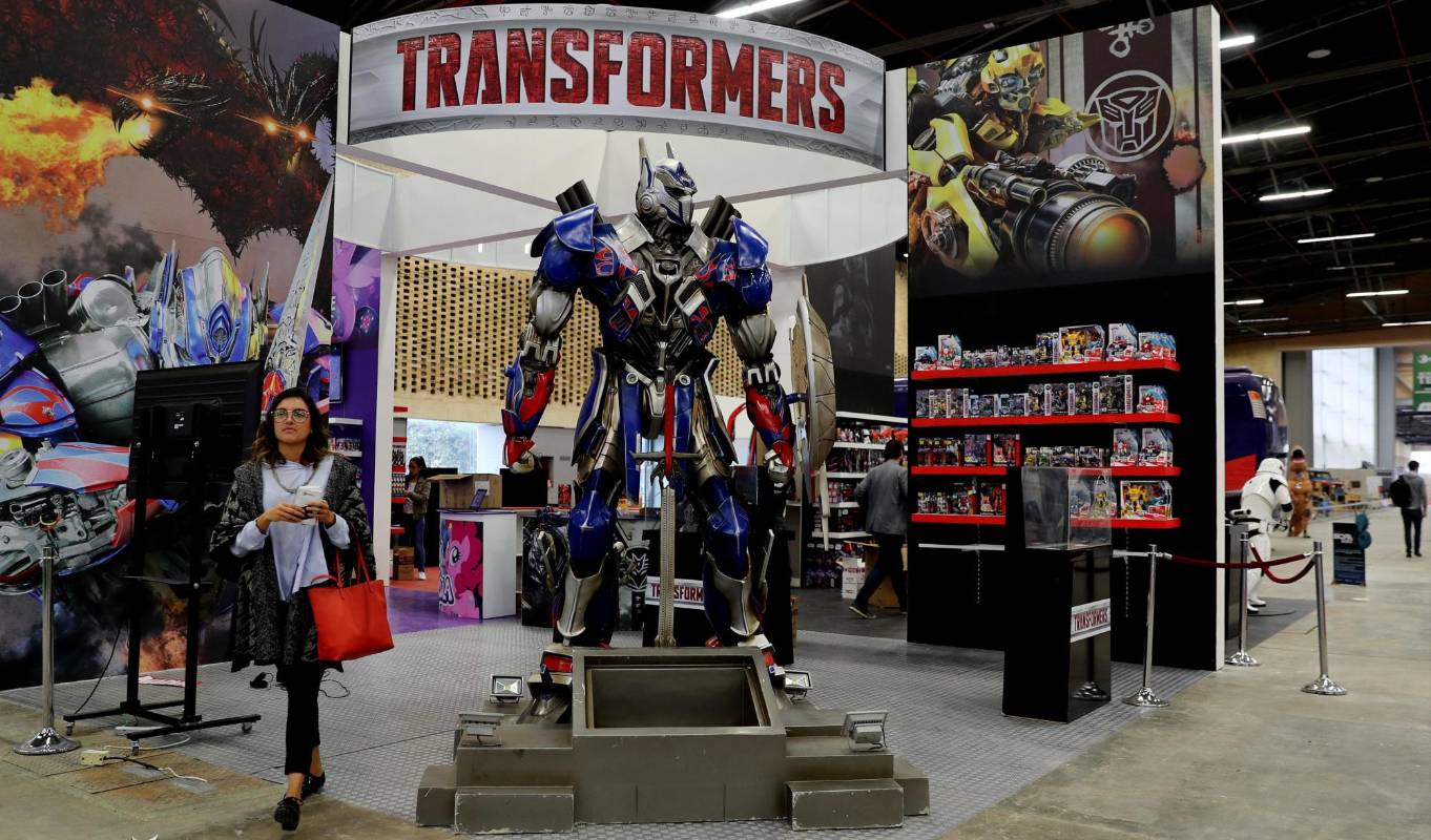 Más adelante lo recibirá Optimus Prime de Transformers, la zona Star Wars que no puede faltar y siempre tiene una gran acogida, además de personajes de Los Vengadores y la Liga de la Justicia. FOTO EFE