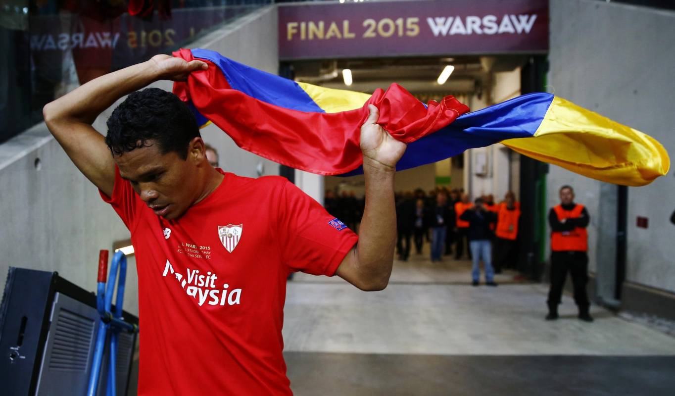 El ex Atlético Junior celebró el segundo de sus dos goles enfundado en la bandera de su país que le fue lanzada desde la grada. FOTO REUTERS
