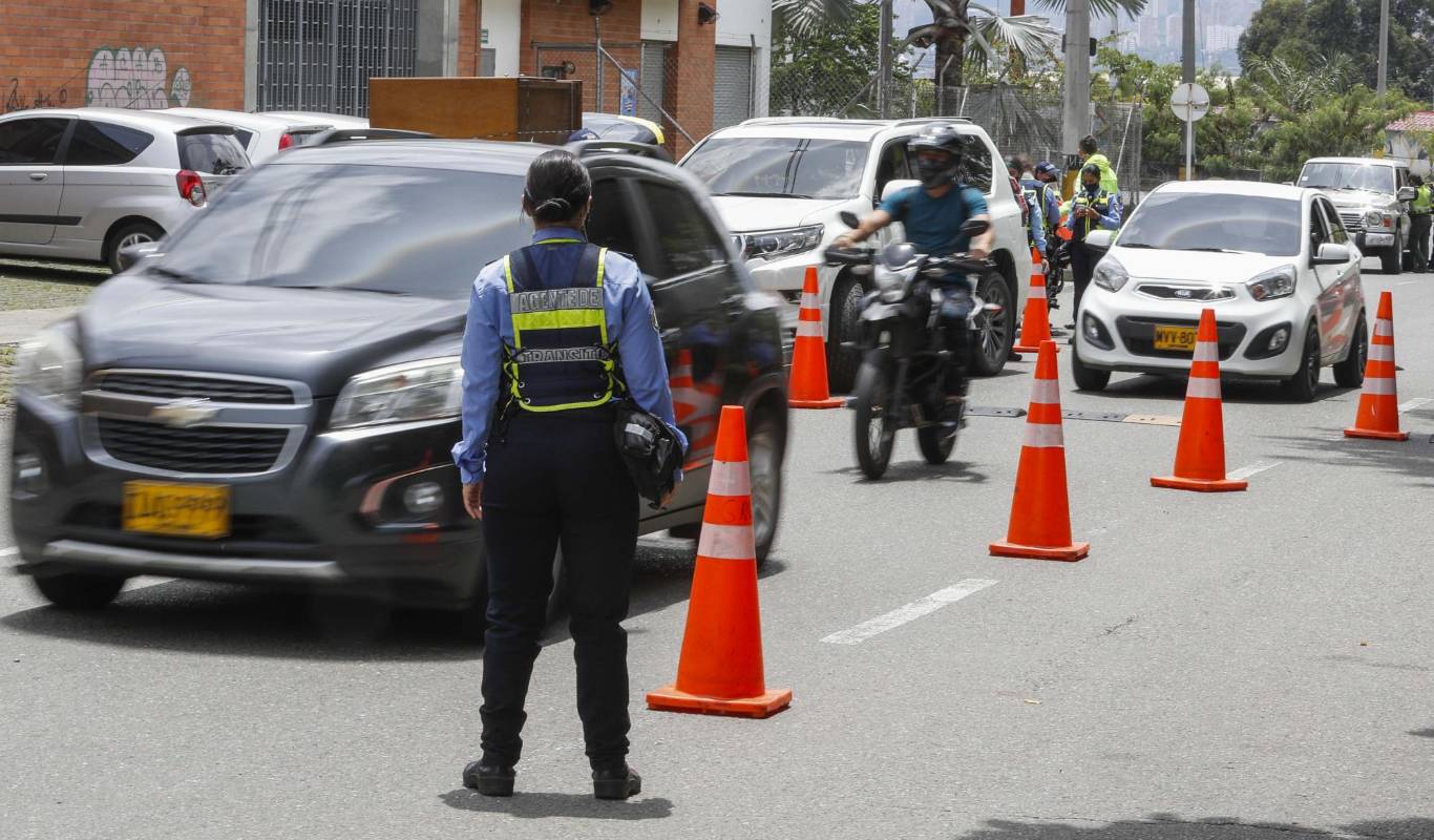 Así se veían las vías del municipio de Sabaneta, en el sur del Valle del Aburrá, este fin de semana de cuarentena total. Algunas personas salieron a las calles haciendo caso omiso a las restricciones y fueron sancionadas con una multa de $936.320. FOTOS MANUEL SALDARRIAGA QUINTERO