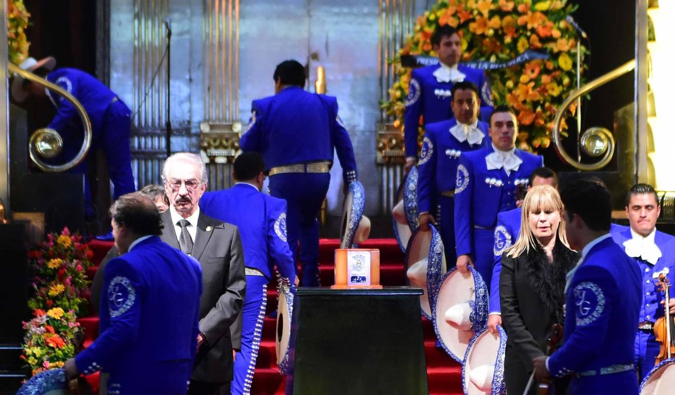 La música se hizo presente en el homenaje a Juan Gabriel. FOTO AFP