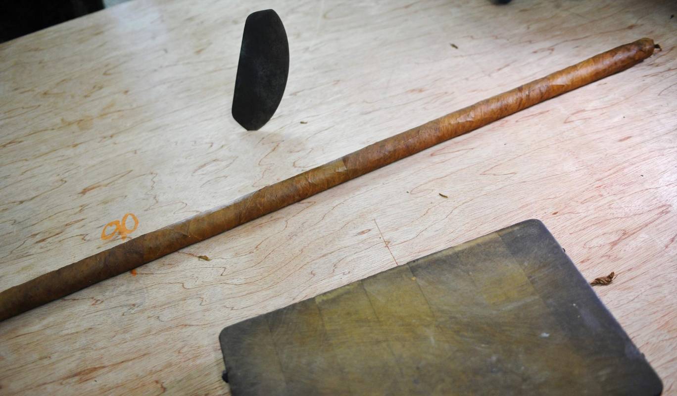 El tabaquero cubano de 72 años ha empleado más de 80 kilogramos de materia prima, una mezcla de hojas de tabaco de tipo ligero, seco y volado. FOTO AFP