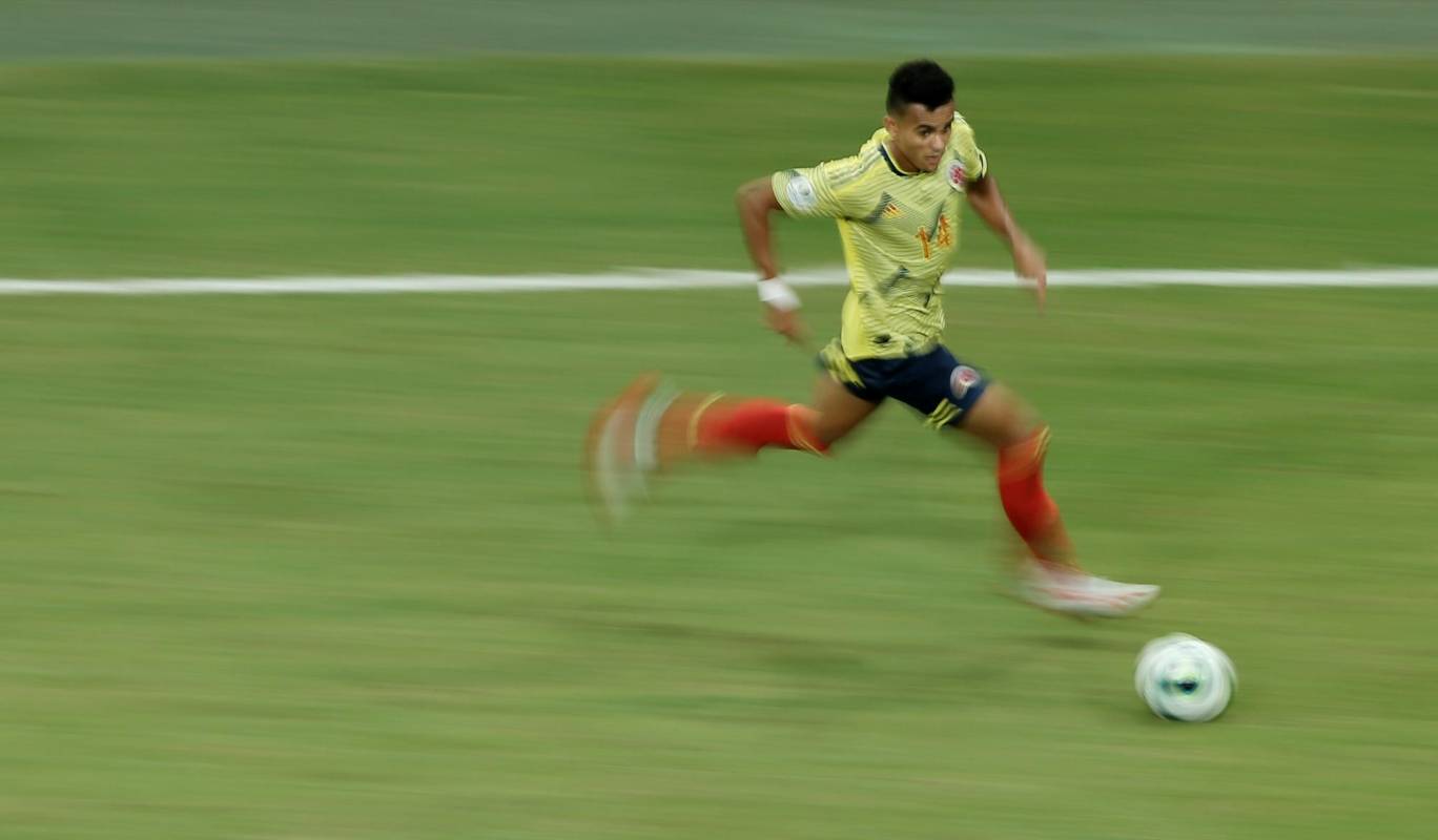 La pelota quiso estar del lado colombiano. Toque por abajo, pases cortos o largos y cambios de ritmo conformaron un libreto en el que comenzó a destacar por su velocidad Luis Díaz. FOTO REUTERS