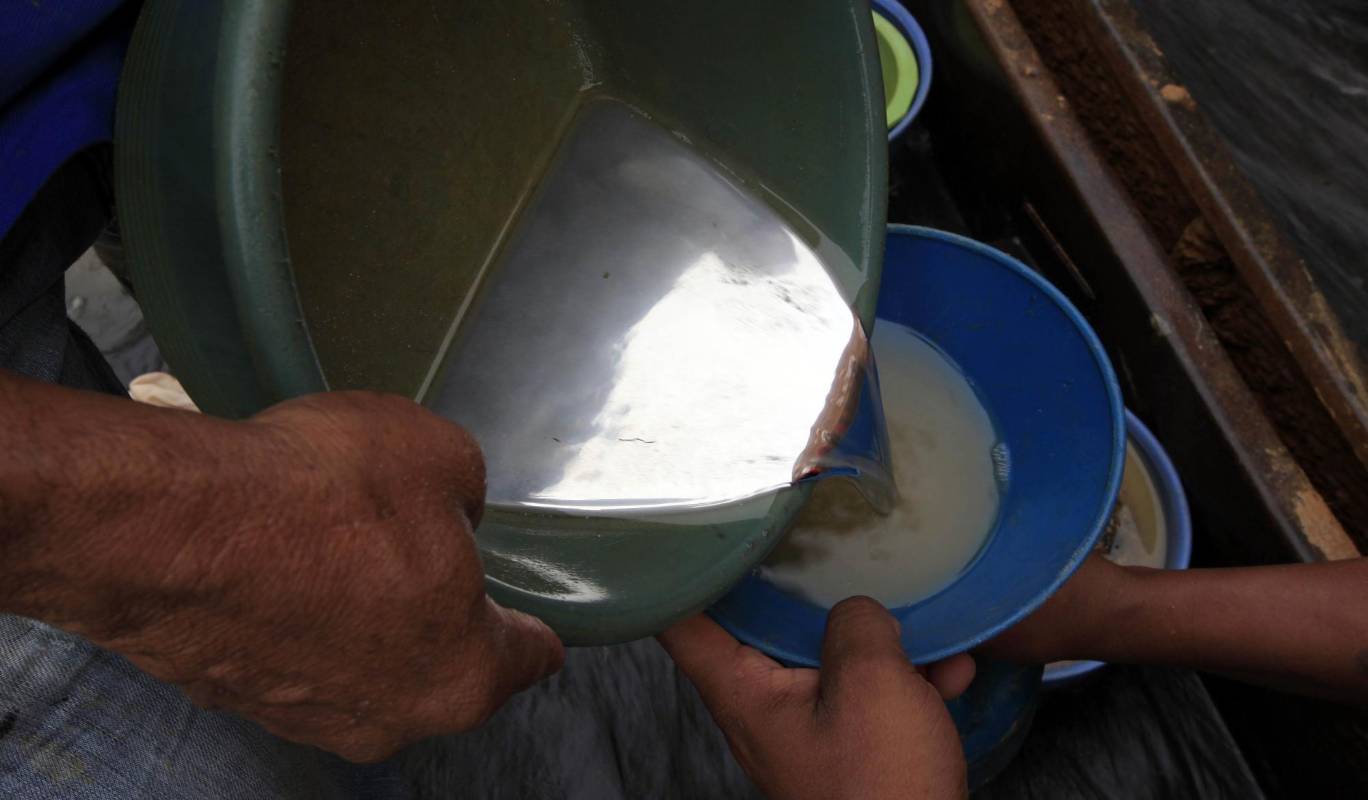 El mercurio que se recoge es reutilizado en algunas minas hasta que pierde sus cualidades y características para atrapar el oro. FOTO MANUEL SALDARRIAGA